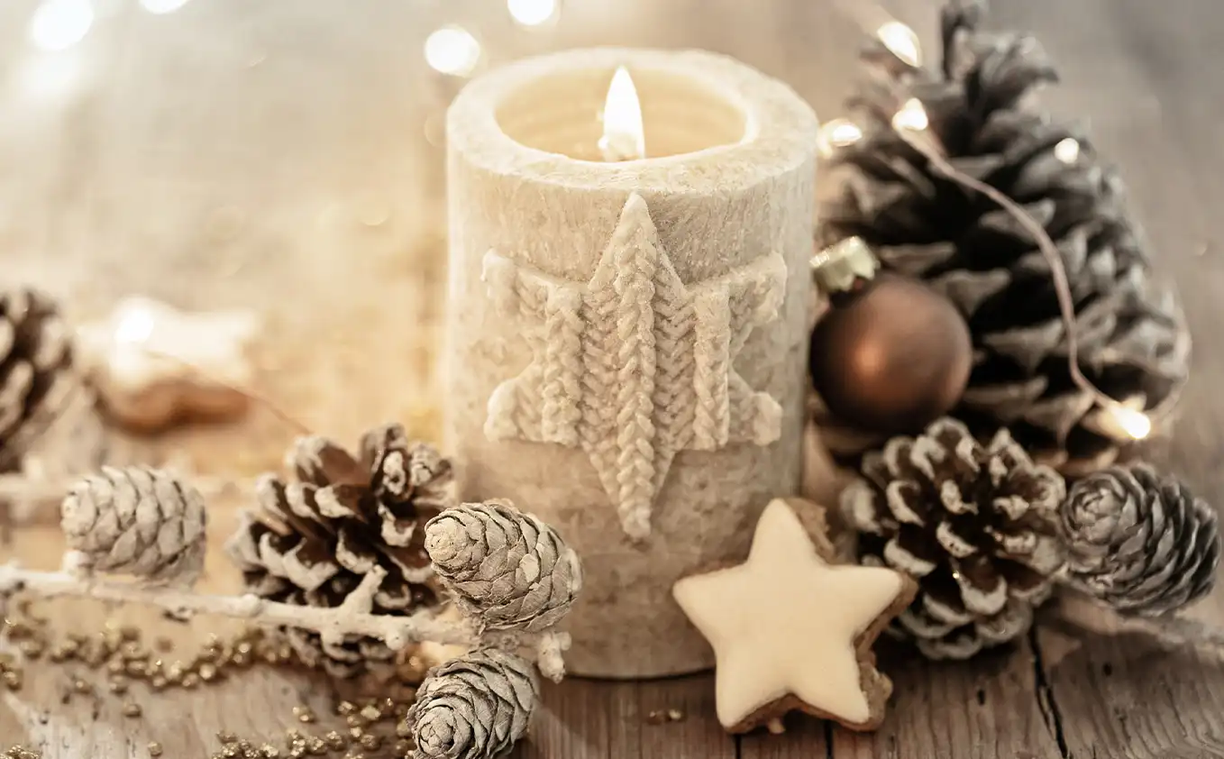 Kerze mit Weihnachtsdeko